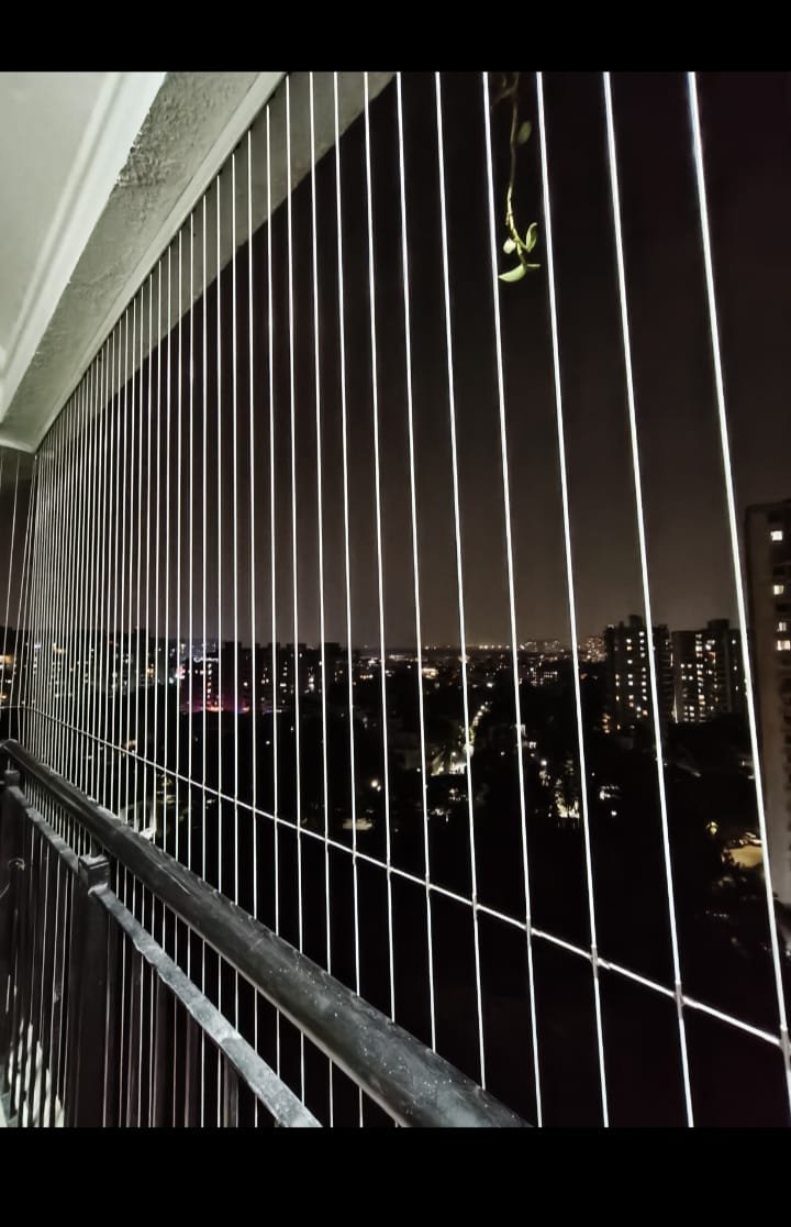 Night-time balcony safety net installation